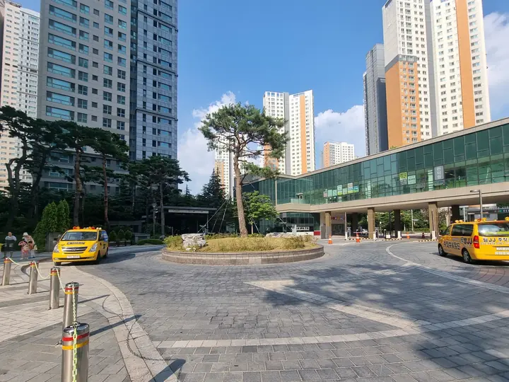 소나무 화단을 가운데 둔 차량 진입 로터리