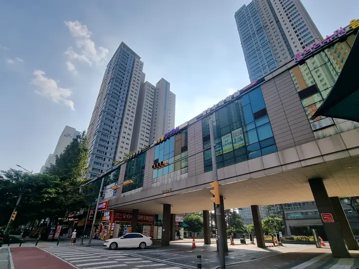 횡단보도 앞 2층 상가 건물