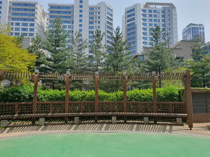 운동장 옆 퍼걸러 벤치