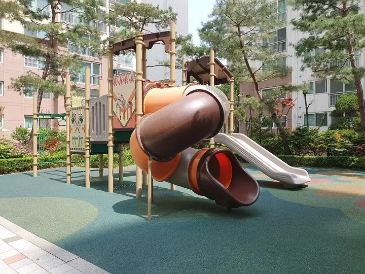 나선 터널 미끄럼틀