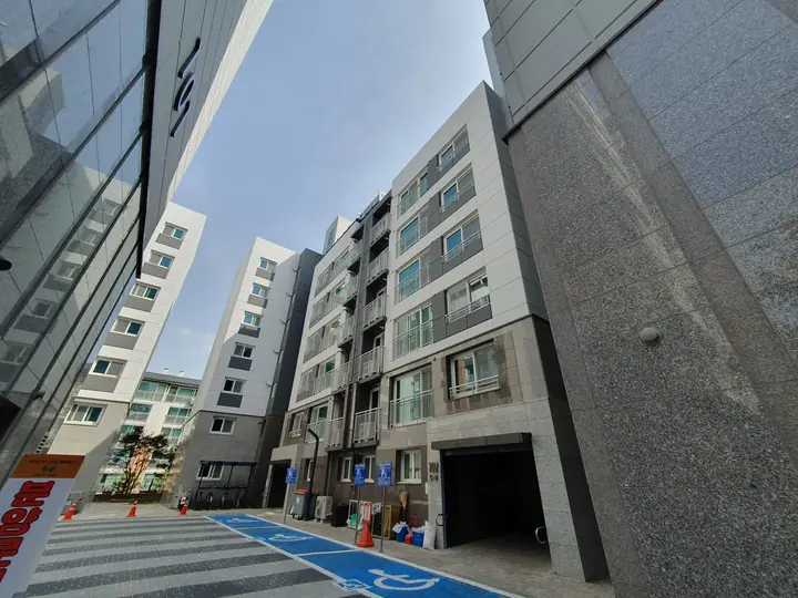 화강석 벽 사이로 본 동 전경
