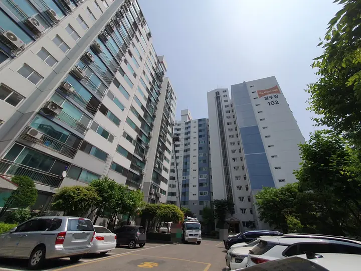 지상 주차장 너머 102동