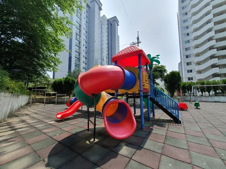 나무 그늘 옆 놀이대