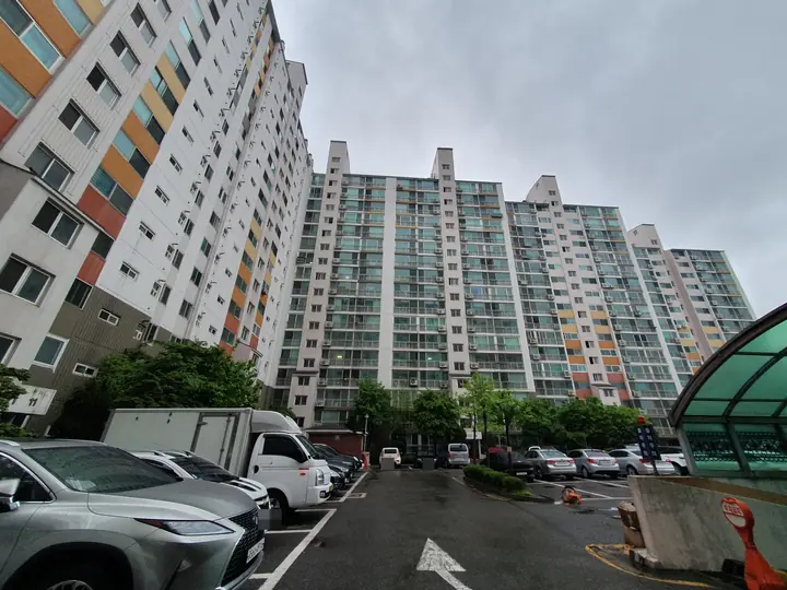 지상 주차장 너머 동 전경