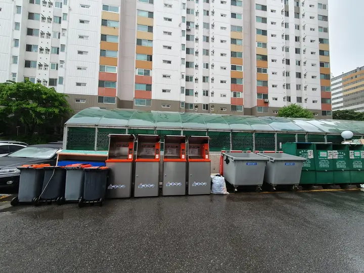 지붕을 씌운 분리수거장