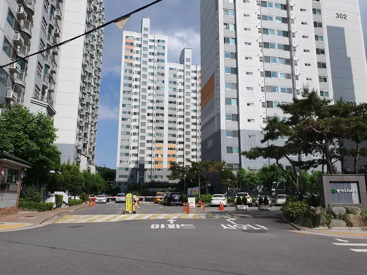 진입로 너머 동 전경