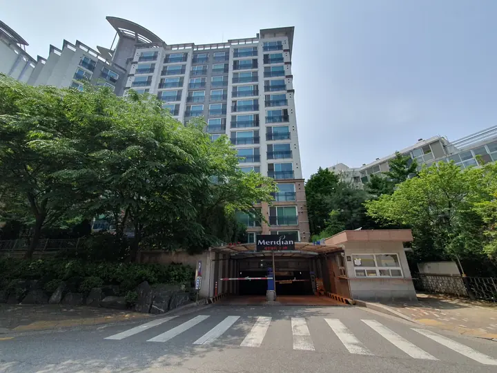 Meridian 차량 출입구와 동