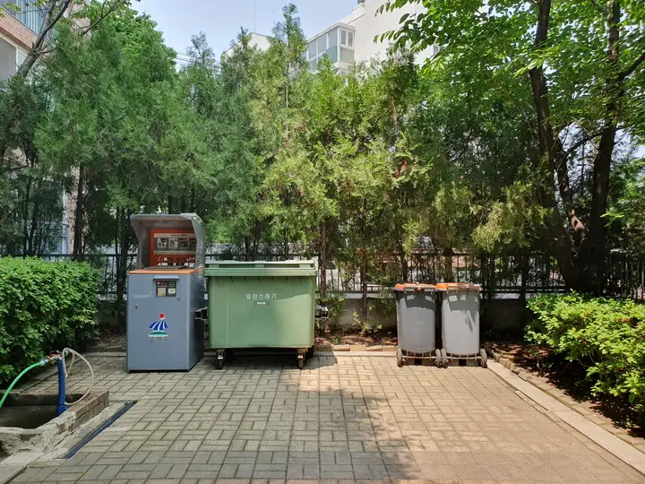 음식물 수거기와 수거함