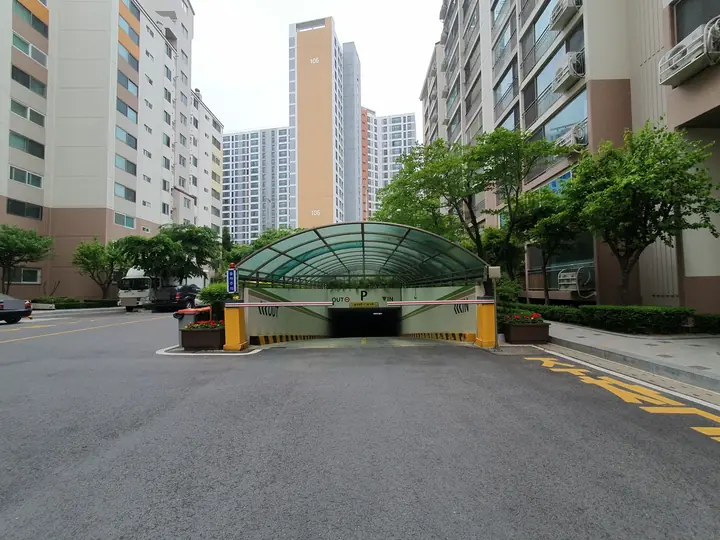 안길 끝 지하주차장 입구