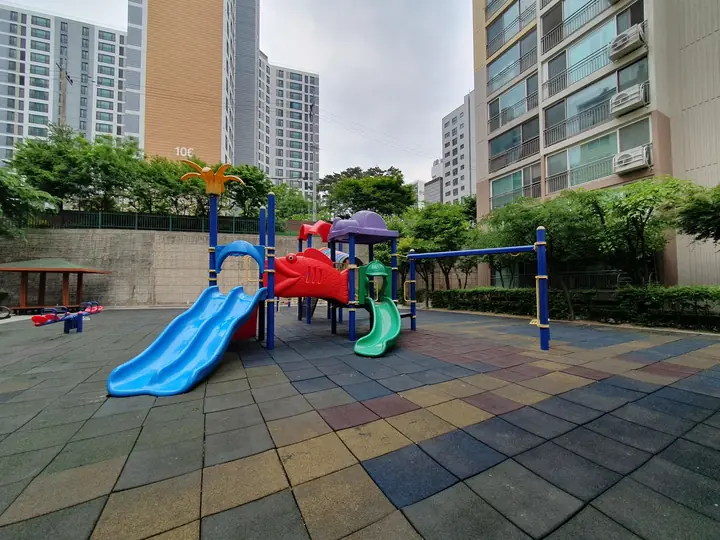 파란 미끄럼틀이 달린 놀이대
