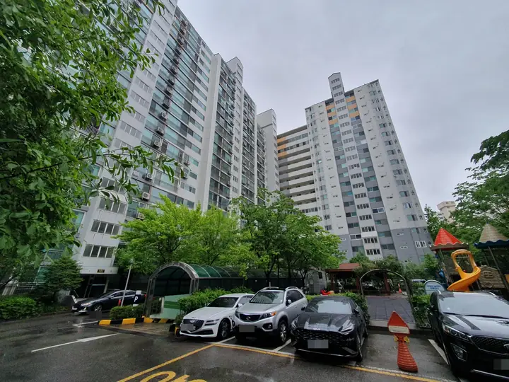 지상 주차장 너머 두 동