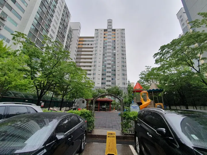 주차장 끝 놀이터 너머 동