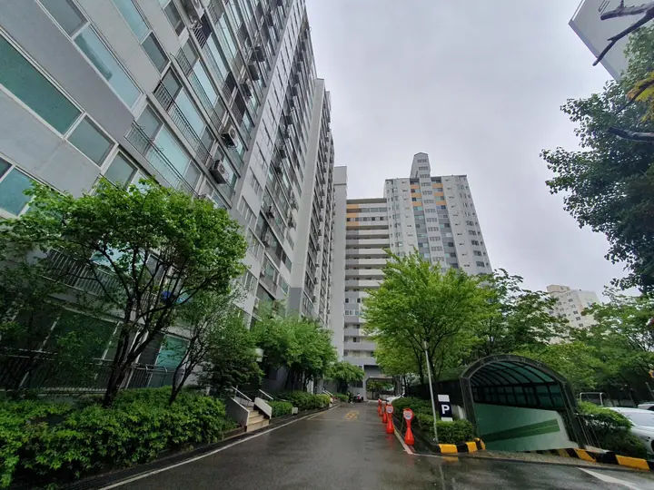 지하주차장 입구로 이어진 안길