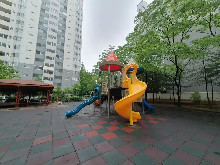 정자 옆 놀이터