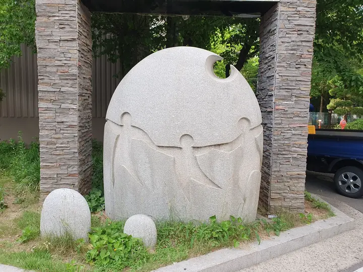 손잡은 사람들을 새긴 석조 조각