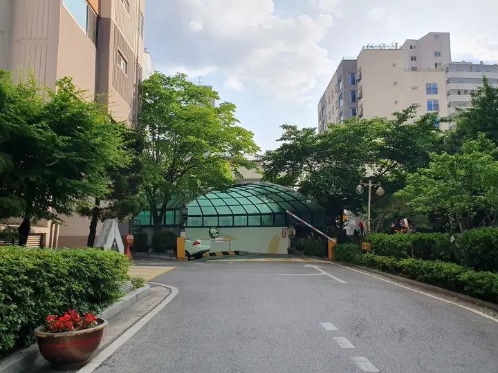 단지 안 도로와 지하주차장 입구