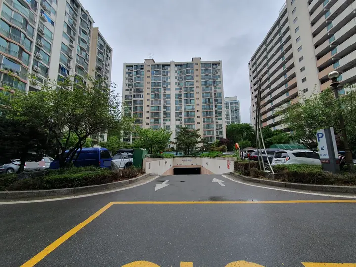 지하주차장 입구 너머 동 전경