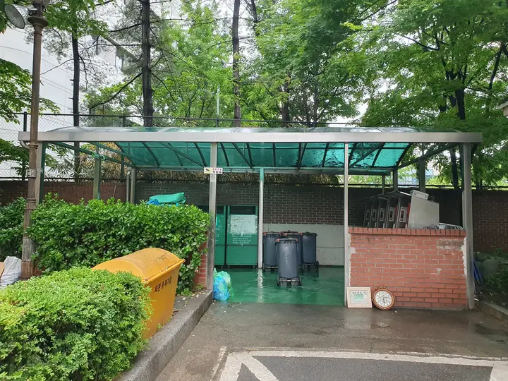 지붕을 씌운 분리수거장