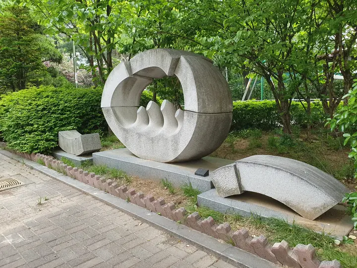 원형 석조 조형물 'OPEN HOUSE'