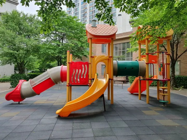 주황 미끄럼틀 놀이대