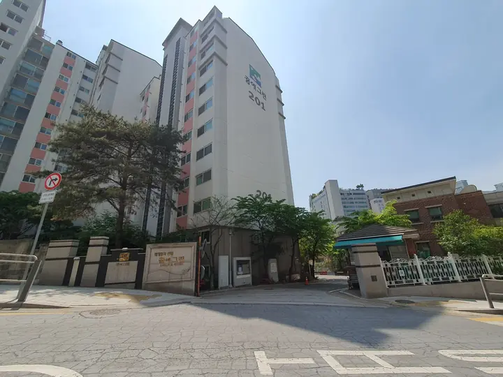 정문 너머 201동