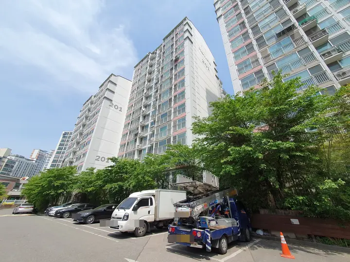 올려다본 동 전경