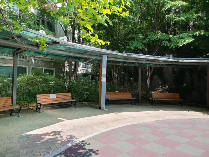 반원형 퍼걸러 쉼터