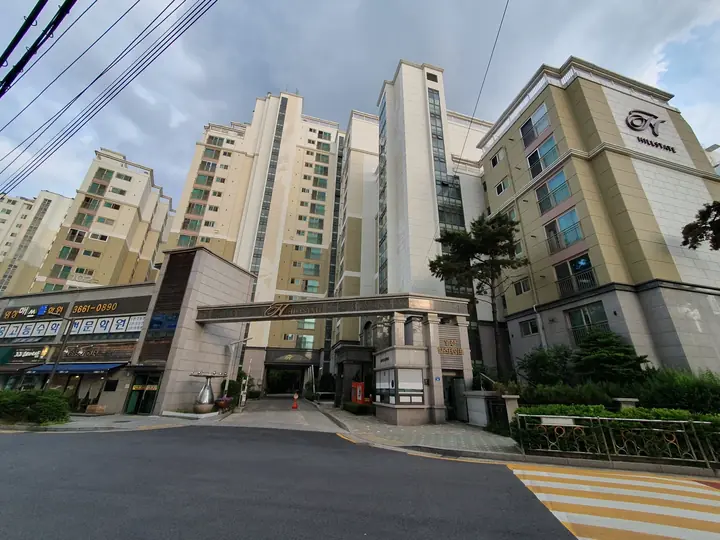 도로에서 본 정문과 동 전경