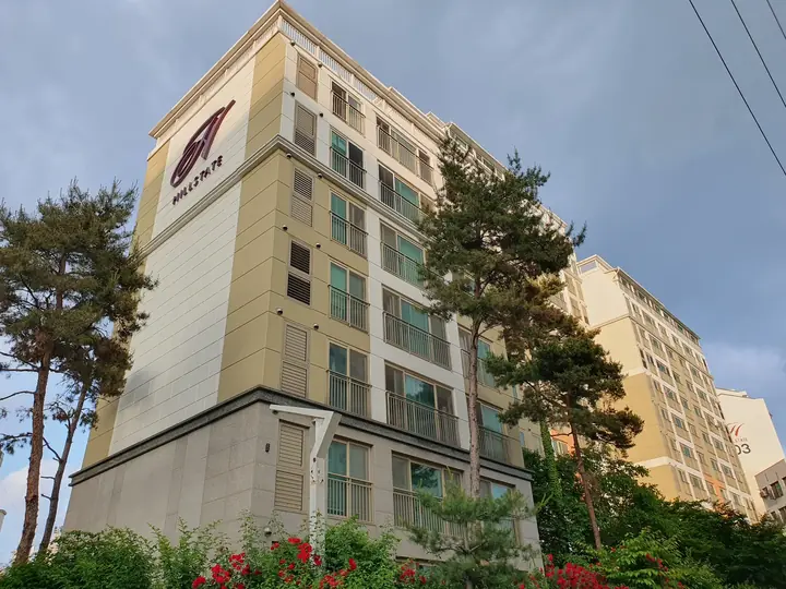 힐스테이트 로고를 새긴 동 외벽