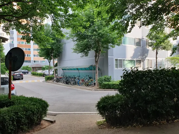 지붕을 씌운 자전거 보관소