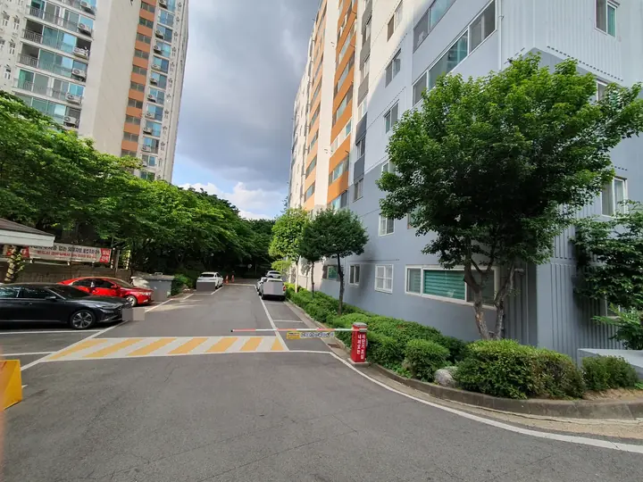 차단기가 선 단지 안 진입로