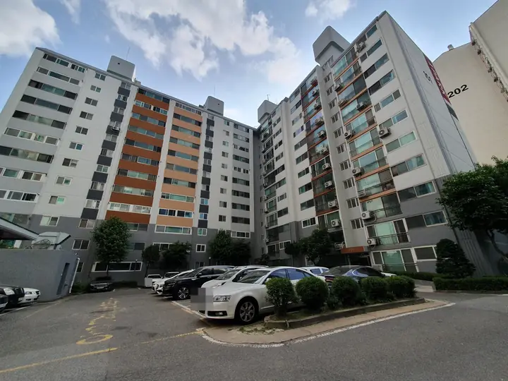 202동과 단지 안 주차장