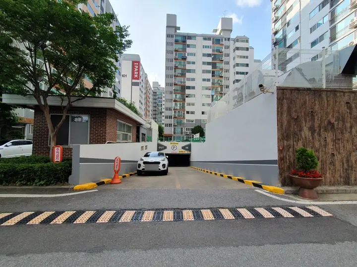 중앙 지하주차장 입구