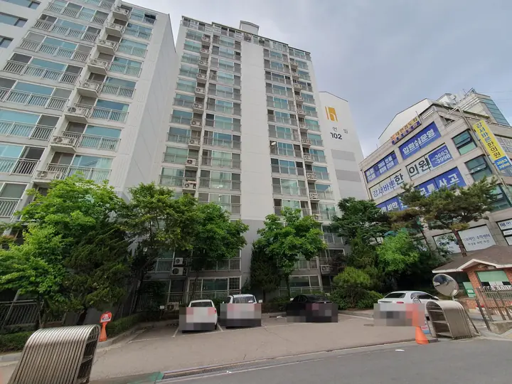 길가에서 본 102동