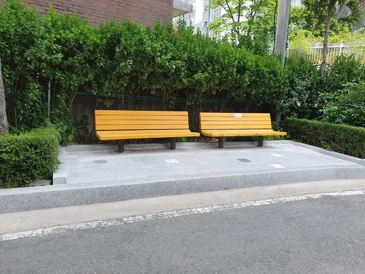 생울타리 앞 벤치