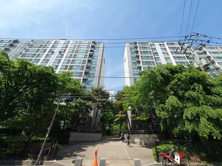 보행 출입구 너머 두 동