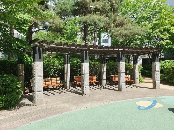 석조 기둥 퍼걸러와 벤치