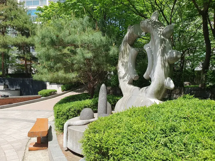 산책로 옆 석조 조형물
