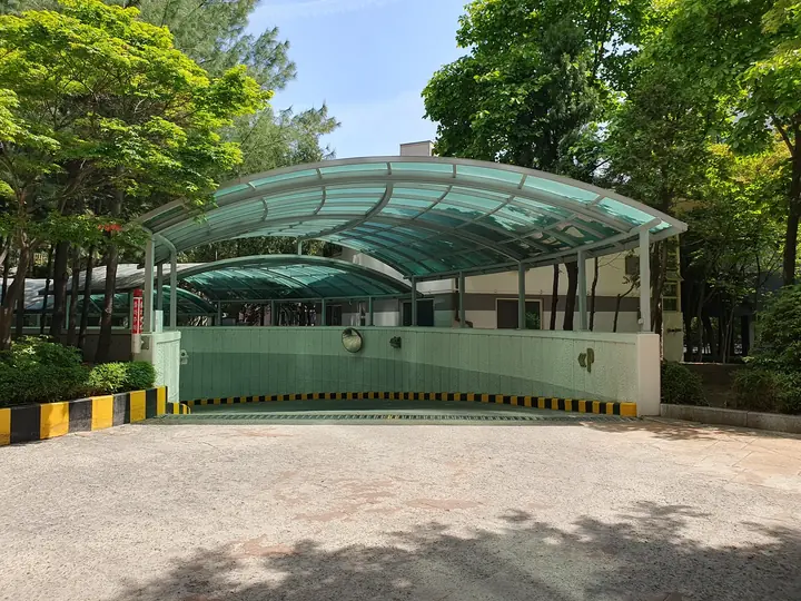 지붕을 씌운 지하주차장 입구