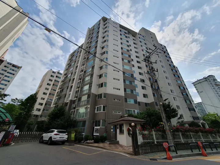 경비실과 차단기가 선 정문