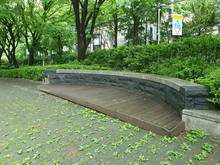 원형 쉼터와 화단