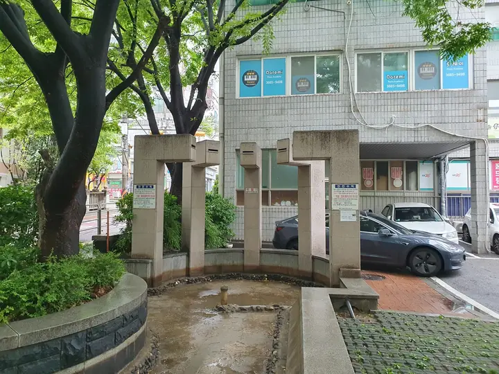 석조 기둥 분수대