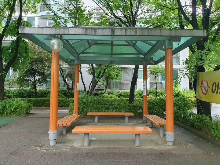 벤치를 둔 쉼터