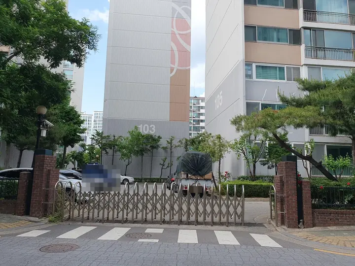 접이식 문 너머 103동