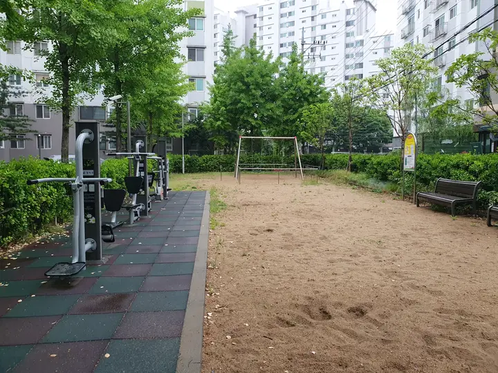 모래 운동장과 철봉