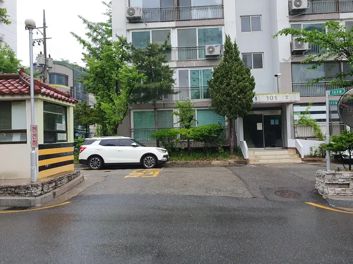 기와지붕 경비실과 동 출입구