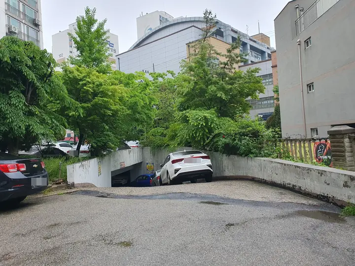 지하주차장 입구