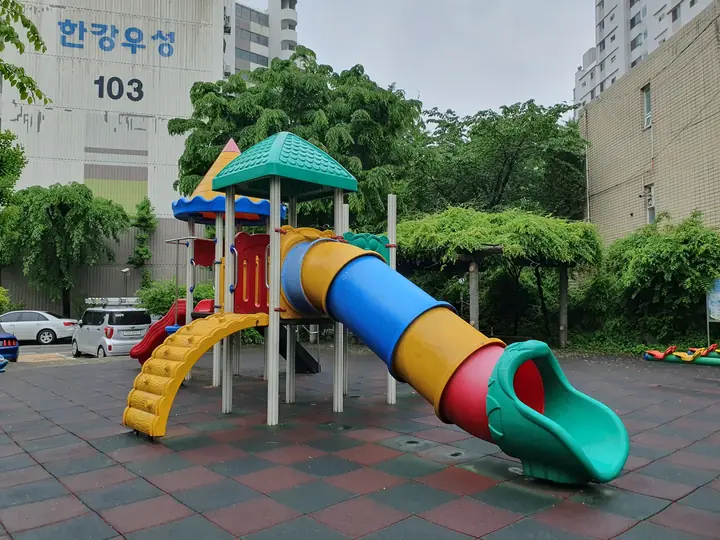 터널 미끄럼틀 놀이대와 103동