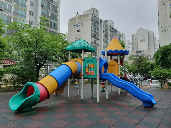 터널 미끄럼틀 놀이대와 102동