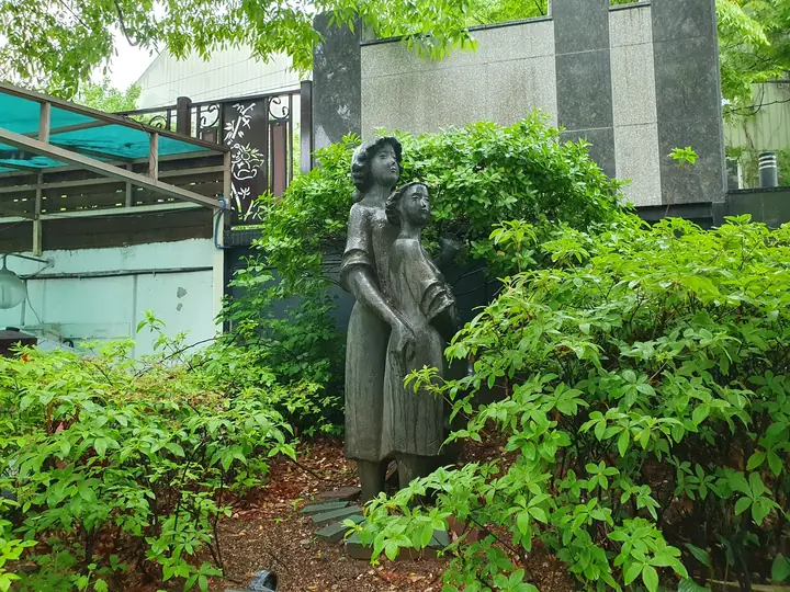 화단 속 모자상 조각